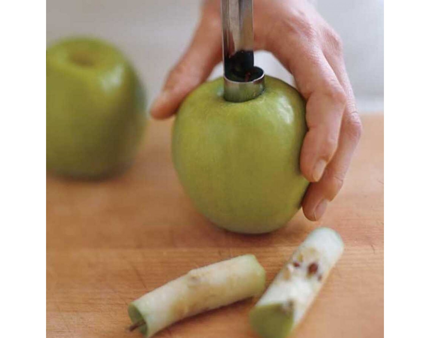Для лучшего хранения яблоки протирают раствором хлорида